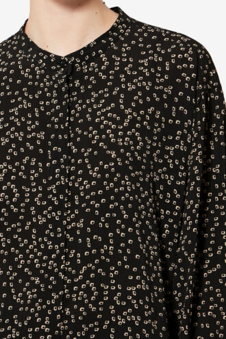 Catchell flytende bluse med origamitrykk Catchell flytende bluse med origamitrykk
