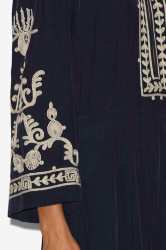 Feliana lang brodert kreppkjole