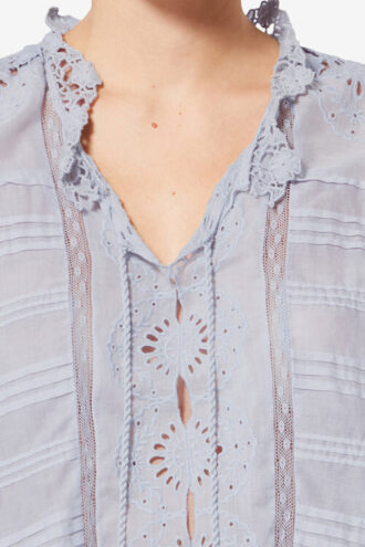 Payton kaftan-stil topp i bomull og blomsterblonder Payton kaftan-stil topp i bomull og blomsterblonder