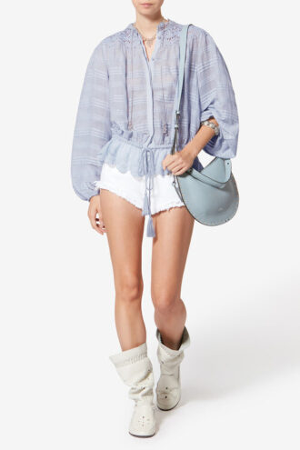 Polly bomullsbluse med blomsterblonder Polly bomullsbluse med blomsterblonder