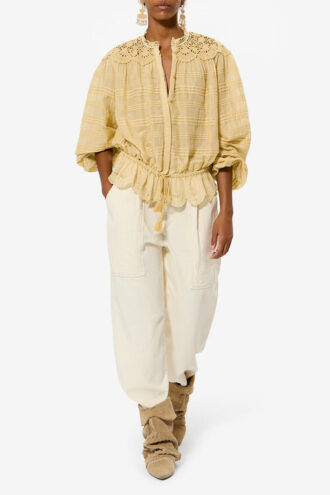 Polly bomullsbluse med blomsterblonder Polly bomullsbluse med blomsterblonder