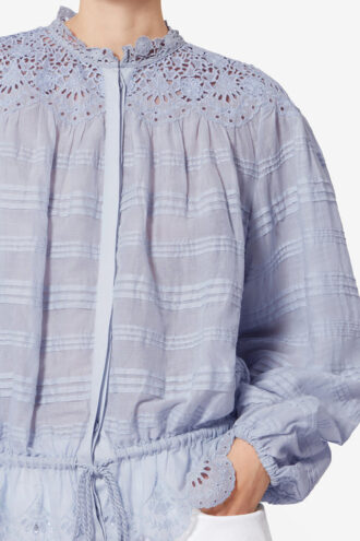 Polly bomullsbluse med blomsterblonder Polly bomullsbluse med blomsterblonder