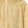 Polly bomullsbluse med blomsterblonder Polly bomullsbluse med blomsterblonder