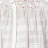 Polly bomullsbluse med blomsterblonder Polly bomullsbluse med blomsterblonder