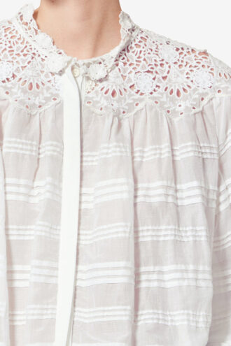 Polly bomullsbluse med blomsterblonder Polly bomullsbluse med blomsterblonder