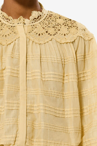 Polly bomullsbluse med blomsterblonder Polly bomullsbluse med blomsterblonder