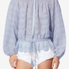 Polly bomullsbluse med blomsterblonder Polly bomullsbluse med blomsterblonder