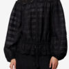Polly bomullsbluse med blomsterblonder Polly bomullsbluse med blomsterblonder