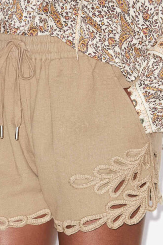 Safa korte shorts med broderi Safa korte shorts med broderi